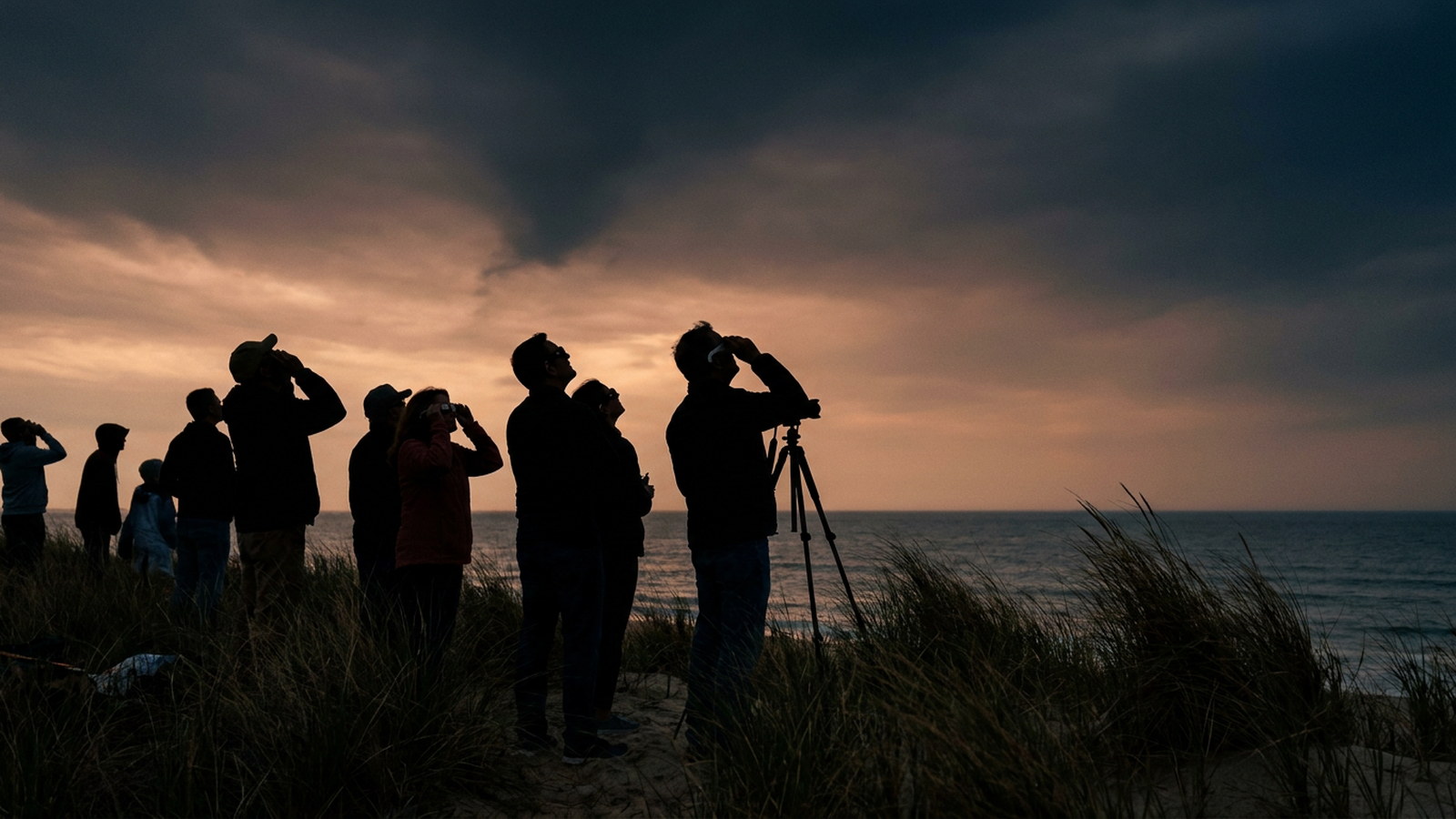 Ciel de fin de journée au-dessus de la côte atlantique, spectateurs observant l'horizon