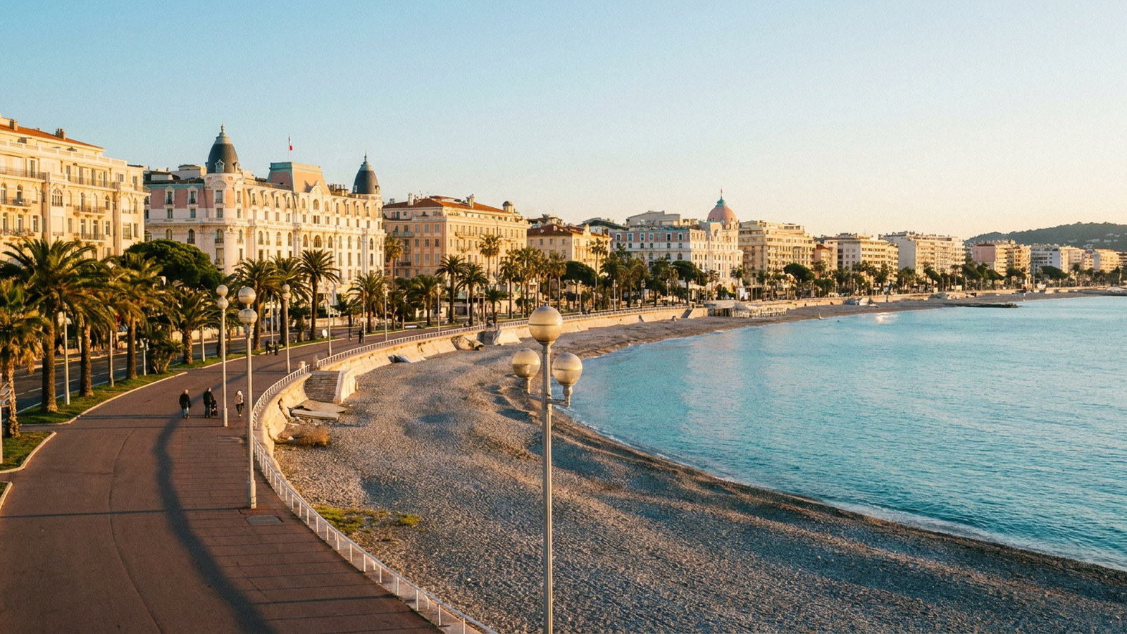 Front de mer de la Côte d'Azur avec ses immeubles, secteur tendu pour la location touristique